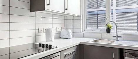 Refrigerador, horno, parrilla de estufa y utensilios de cocina