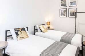 5 slaapkamers, een strijkplank/strijkijzer, wifi, beddengoed