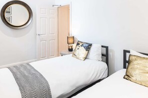 5 室のベッドルーム、アイロン / アイロン台、WiFi、ベッドシーツ