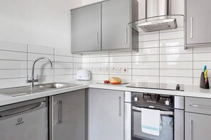 Kjøleskap, mikrobølgeovn, ovn og kokeplater