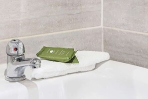 Suihku, hiustenkuivaaja, pyyhkeet