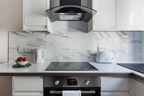 Kylskåp, ugn, spishäll och grytor/köksredskap