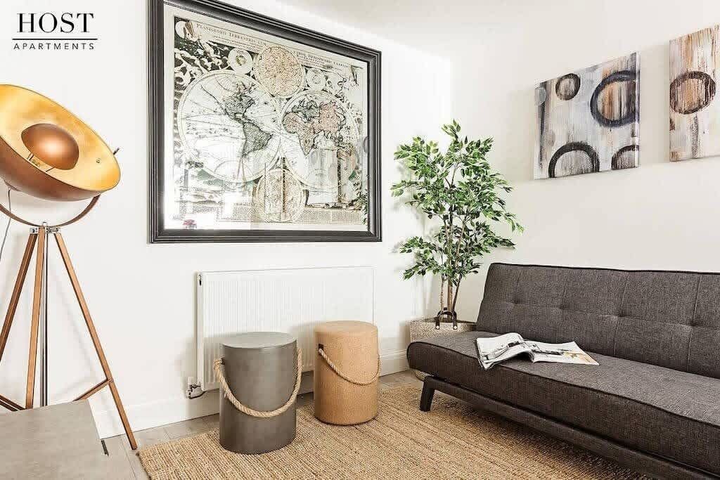 Een televisie en een kantoor