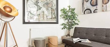 Een televisie en een kantoor