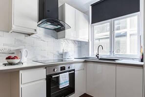 Refrigerador, horno, placa de cocina, tetera/pava eléctrica