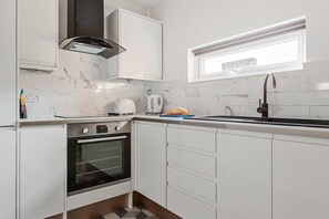 Kühlschrank, Ofen, Herdplatte, Kochgeschirr/Geschirr/Besteck