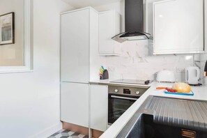 Réfrigérateur, four, plaque de cuisson, grille-pain