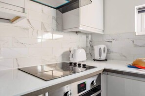 Een koelkast, een oven, een kookplaat, een broodrooster