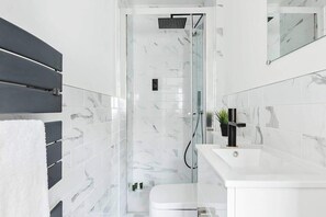 Een douche, een haardroger, handdoeken