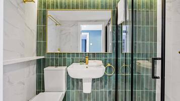 Shower, hair dryer, towels