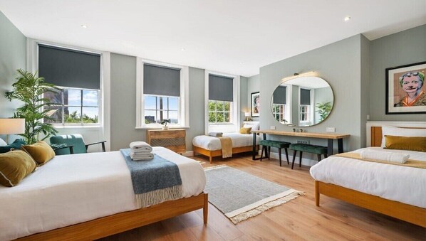 3 habitaciones, tabla de planchar con plancha, wifi y ropa de cama 