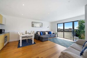 TV, offices - Host & Stay | Waterfront View (Liverpool)