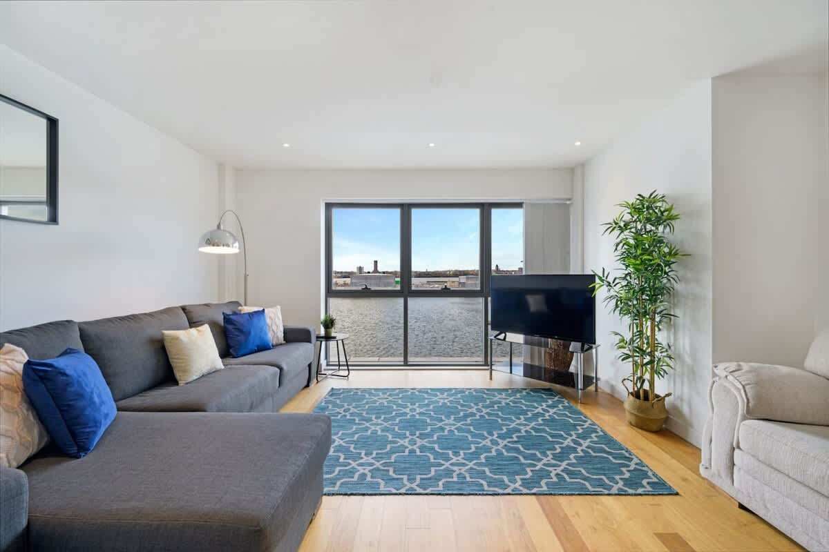 Una televisión, una oficina