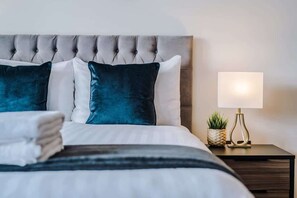 1 bedroom, iron/ironing board, WiFi, bed sheets - Host & Stay | Waterfront View (Liverpool)