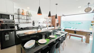 Cafeteira/chaleira, geladeira, micro-ondas, fogão
