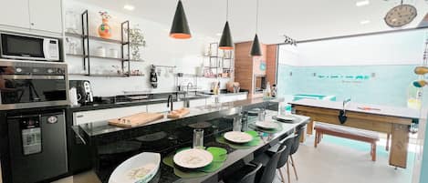 Kühlschrank, Mikrowelle, Ofen, Wasserkocher mit Kaffee-/Teezubehör