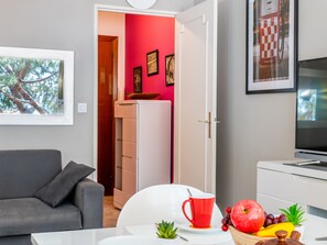 TV - 2-Room Apartment with Terrace, Sea View (Cannes)