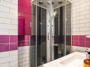 Dusche, Haartrockner, Handtücher
