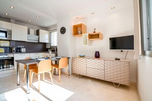 Fridge, microwave, oven, stovetop - 2-Bedroom apartment in Grand Hotel (Cannes)