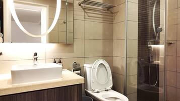 Deluxe Apartment | Bathroom | Shower, rainfall showerhead, hair dryer, slippers
