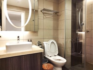 Deluxe Apartment | Bathroom | Shower, rainfall showerhead, hair dryer, slippers - GentingTop FoggyColdSty6Pax at GrdIonDelmn (Genting Highlands)