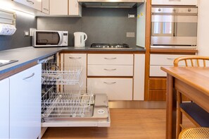 Apartment | Eigene Küche | Großer Kühlschrank, Mikrowelle, Ofen, Herdplatte