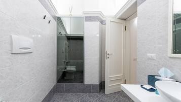 Apartment | Badezimmer | Badewanne, Whirlpool, Haartrockner, Bidet