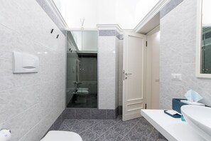 Departamento | Baño | Tina, tina de hidromasaje, secadora de cabello, bidet 