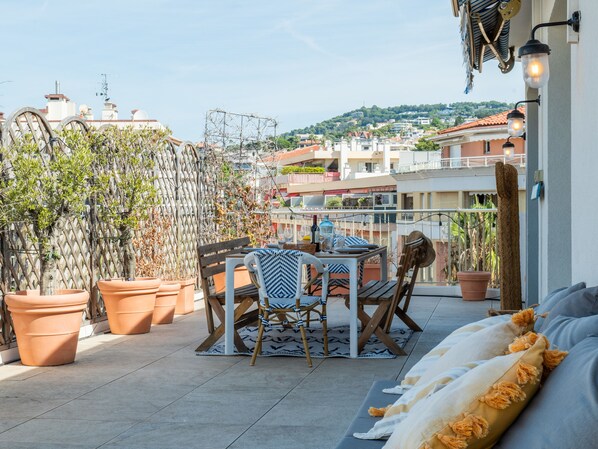 Outdoor dining - 2-Br. Rooftop in Palm Beach, 2-min walk to beaches (Cannes)