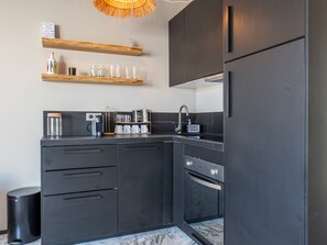 Fridge, microwave, oven, dishwasher - 2-Br. Rooftop in Palm Beach, 2-min walk to beaches (Cannes)