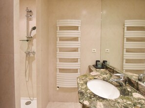 Dusche, Haartrockner, Handtücher, Seife