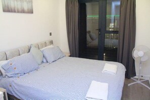 2 habitaciones, tabla de planchar con plancha y cuna de viaje 