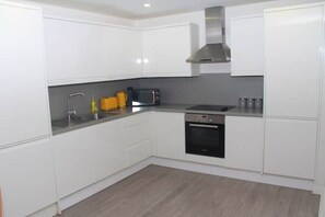 Kjøleskap, mikrobølgeovn, ovn og kokeplater