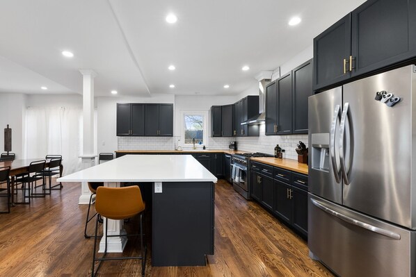 Kylskåp, mikrovågsugn, ugn och spishäll