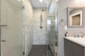 Shower, hair dryer, towels, soap - 3 story, massive house in Central Columbus. Huge Kitchen! (Columbus)
