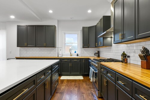 3 story, massive house in Central Columbus. Huge Kitchen!