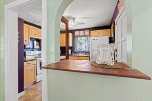 Fridge, microwave, oven, stovetop - Historic Family & Pet-Friendly Cottage, Near Café (St. Augustine)
