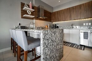 Een koelkast, een magnetron, een oven, een kookplaat