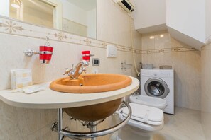Shower, hair dryer, towels, soap - Polly House by Wonderful Italy (Polignano a Mare)