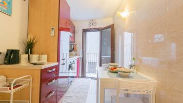 Kühlschrank, Ofen, Wasserkocher, Kochgeschirr/Geschirr/Besteck