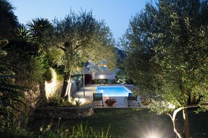 Alberca al aire libre y alberca climatizada