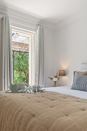 6 habitaciones, tabla de planchar con plancha y cuna de viaje