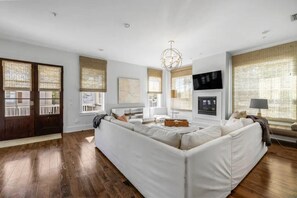 Älytelevisio, takka, pöytätennispöytä, kirjoja