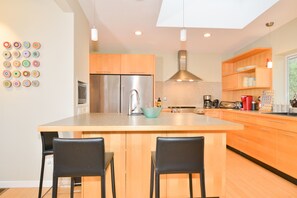 Køleskab, mikrobølgeovn, ovn, kogeplade