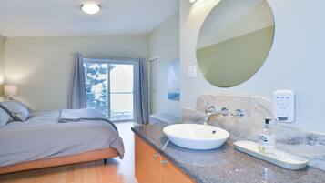 3 sovrum, skrivbord, strykjÀrn/strykbrÀda och resesÀng