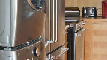 Een koelkast, een microgolfoven, een oven, een kookplaat