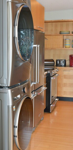 Køleskab, mikrobølgeovn, ovn, kogeplade