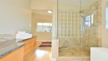 Bruser, hårtørrer, håndklæder