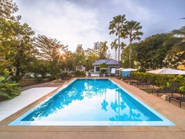Una piscina al aire libre