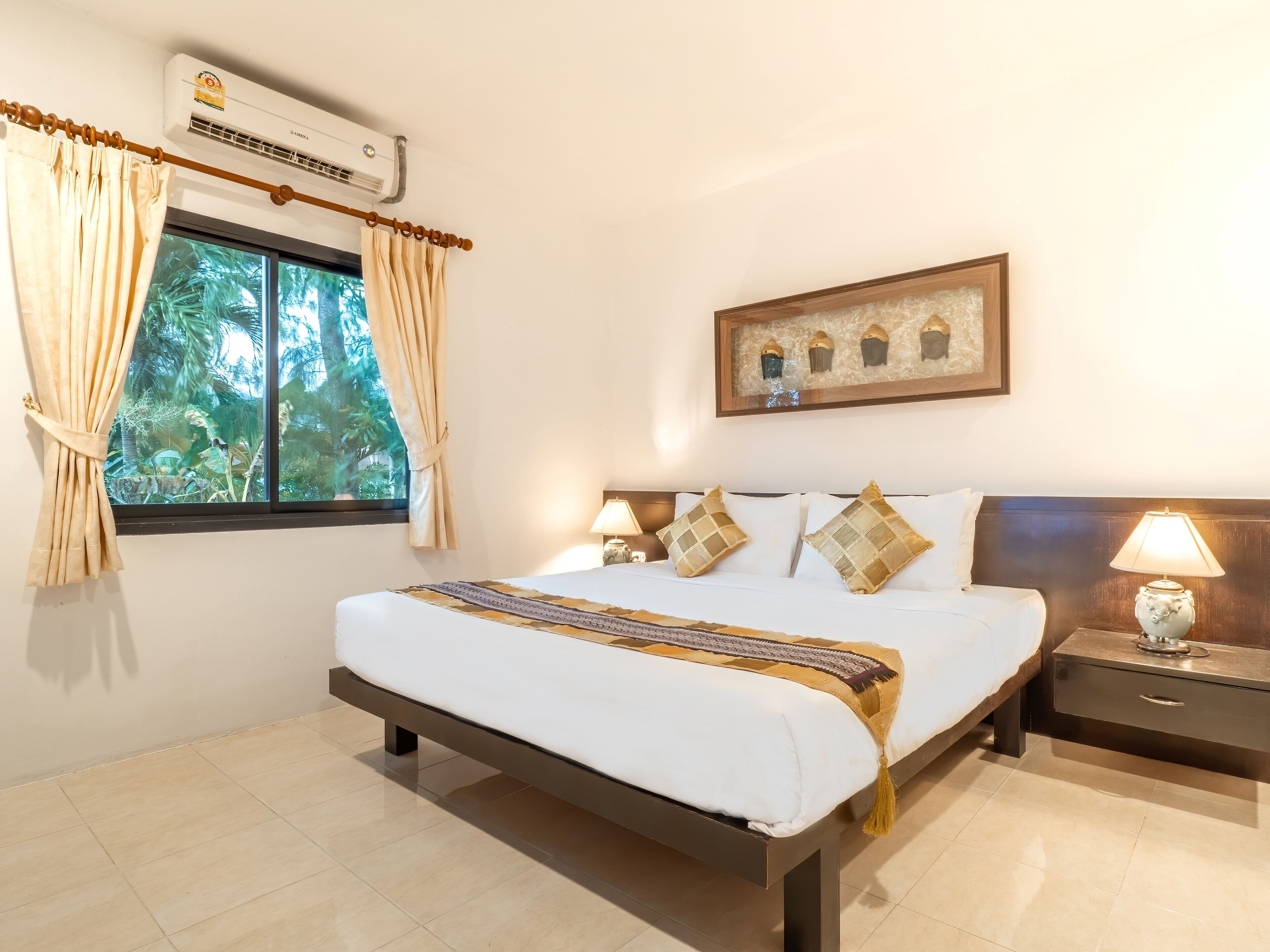 1 habitación, caja de seguridad en la habitación y escritorio 